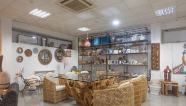 Sillas de mimbre y mesa original de exterior en Moraira