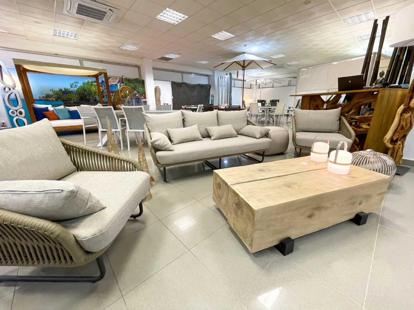 Sofás y mesas para espacios exteriores en In&Out - Muebles Martínez