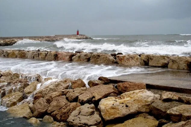 Vuelve la alerta amarilla por lluvias y fuertes vientos a la Marina Alta 1 Imagen: Temporal marítimo en Dénia