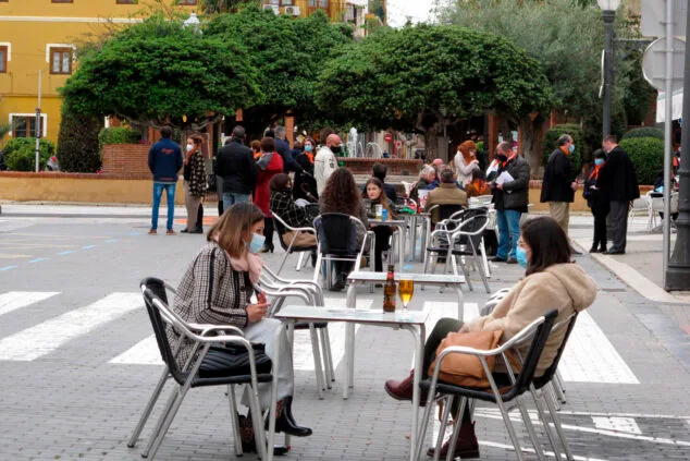 La Justicia autoriza el uso del Pasaporte COVID en toda la Comunidad Valenciana 1 Imagen: Terraza de Dénia con gente en el centro de Dénia