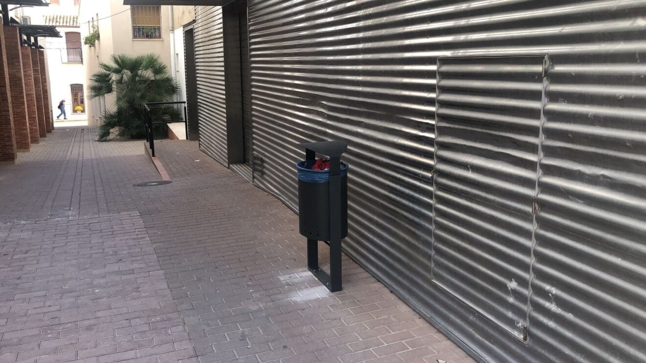 Una de las 30 nuevas papeleras en Teulada-Moraira