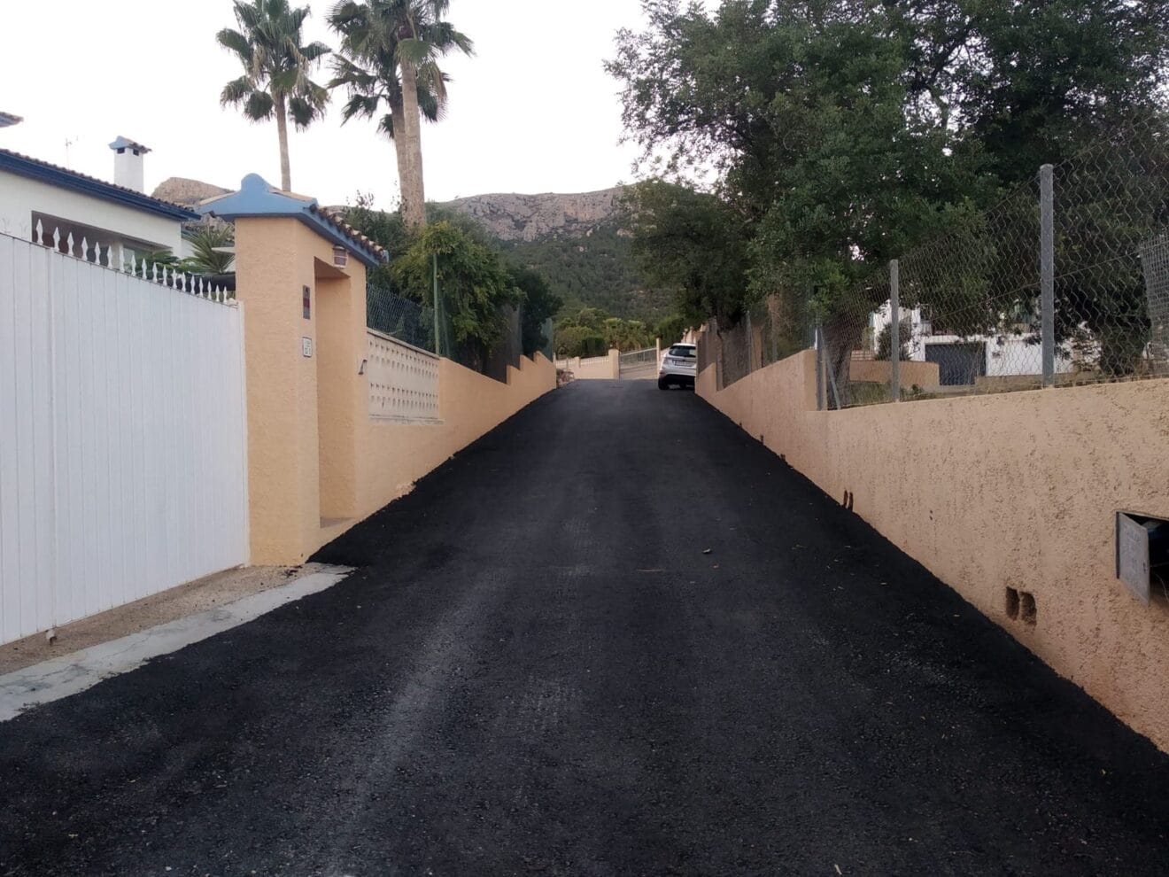Vial asfaltado en las urbanizaciones de Calp