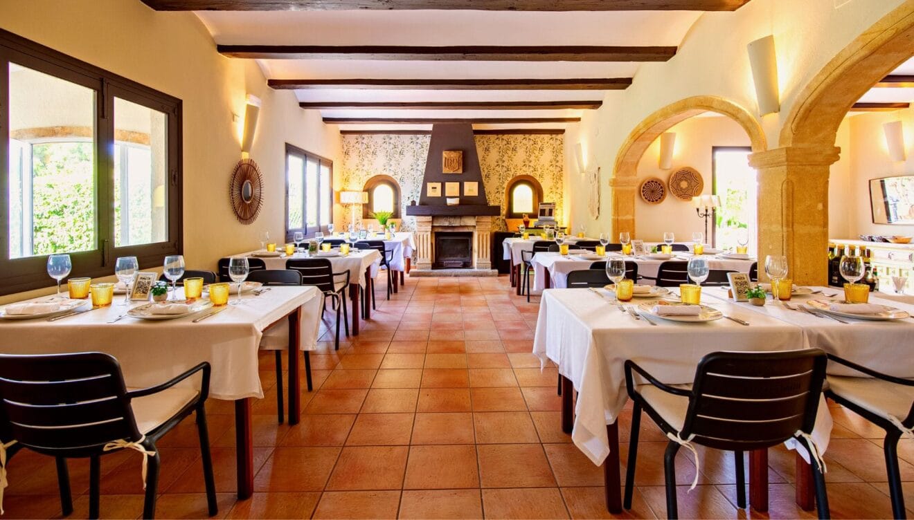 Acogedor salón comedor estilo rústico con chimenea