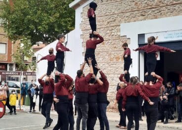 Actuación de la Muixeranga de Segària en la feria del comercio de Ondara