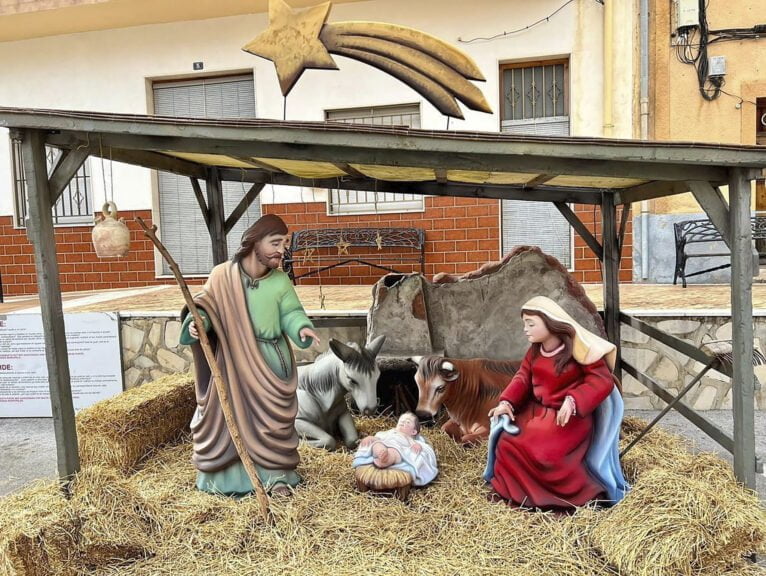 Belén a tamaño real instalado en la plaza Sant Francesc de Paula, Ràfol d'Almúnia