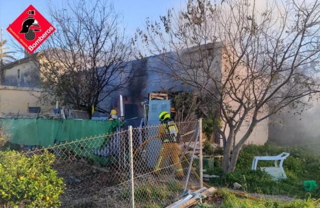 Imagen: Bomberos en la extinción del incendio