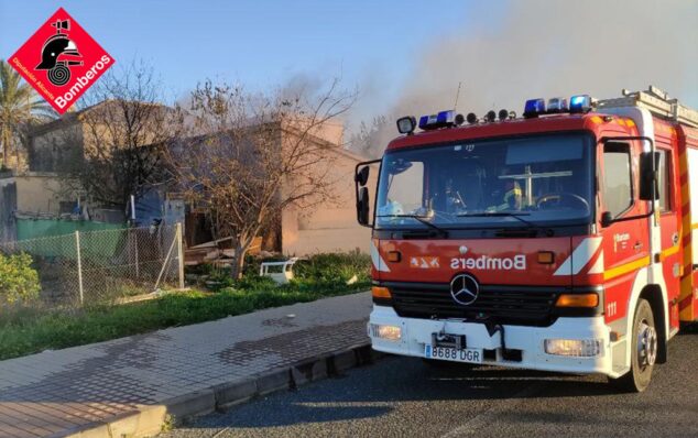 Imagen: Bomberos interviene en el incendio de una vivienda de Ondara