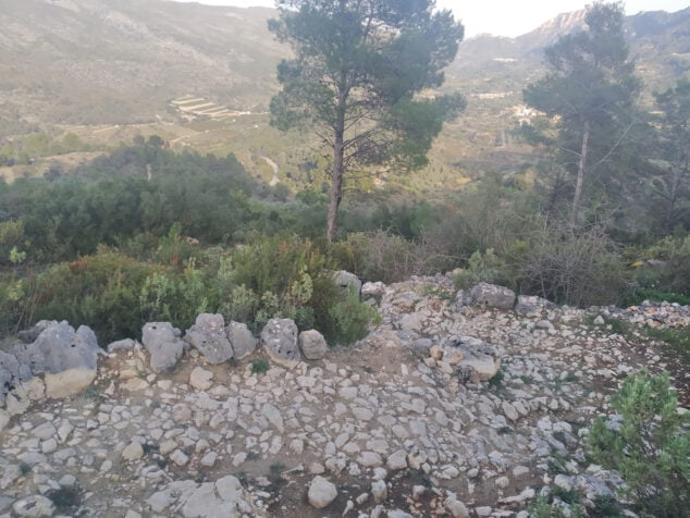 Imagen: Camino empedrado recuperado por la Vall de Gallinera
