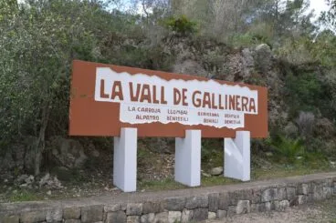 cartel de bienvenida a la vall de gallinera