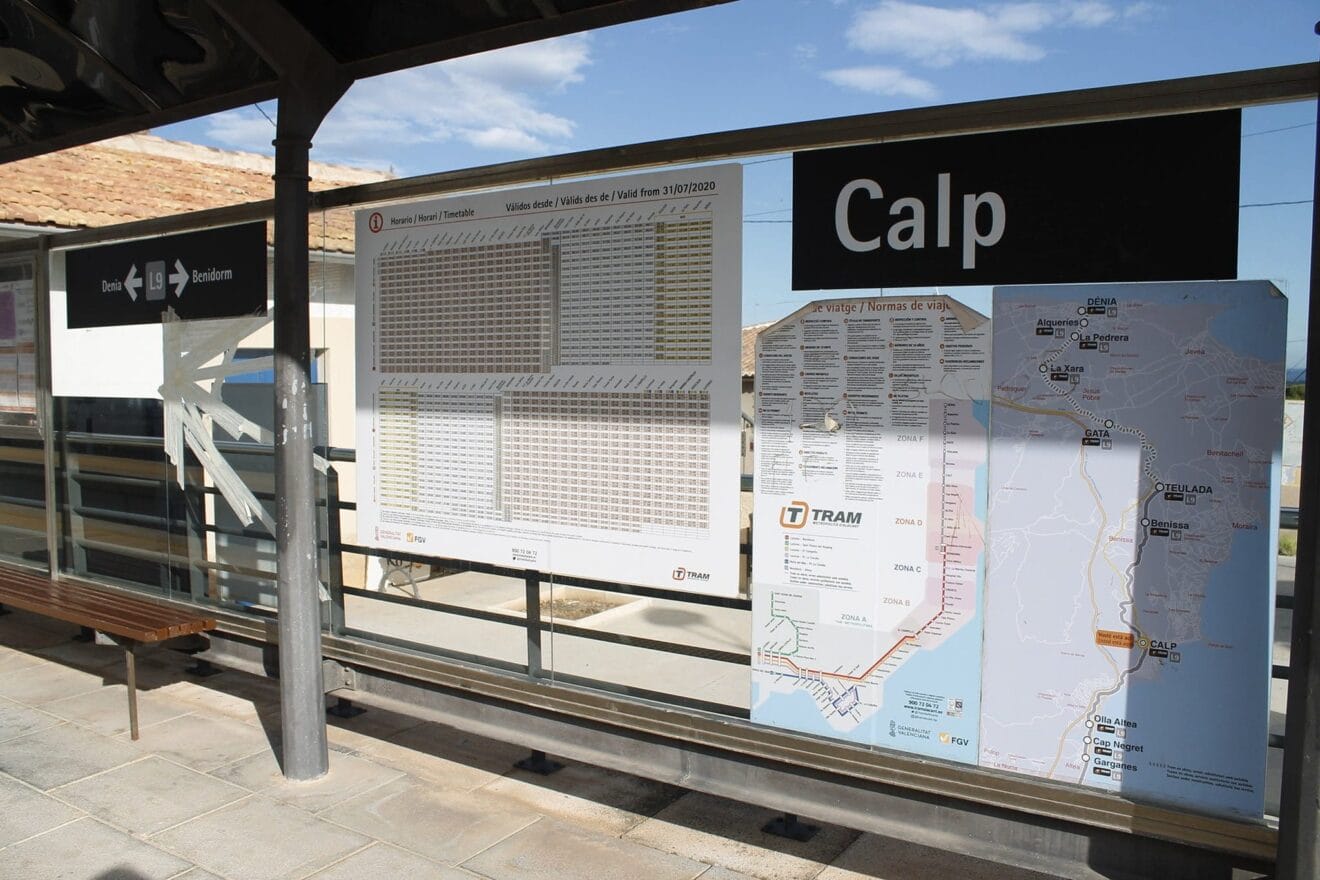 Carteles informativos en la estación de tren de Calp