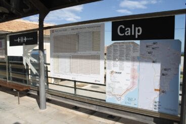 Carteles informativos en la estación de tren de Calp