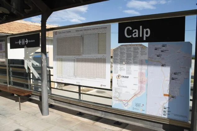 Imagen: Carteles informativos en la estación de tren de Calp