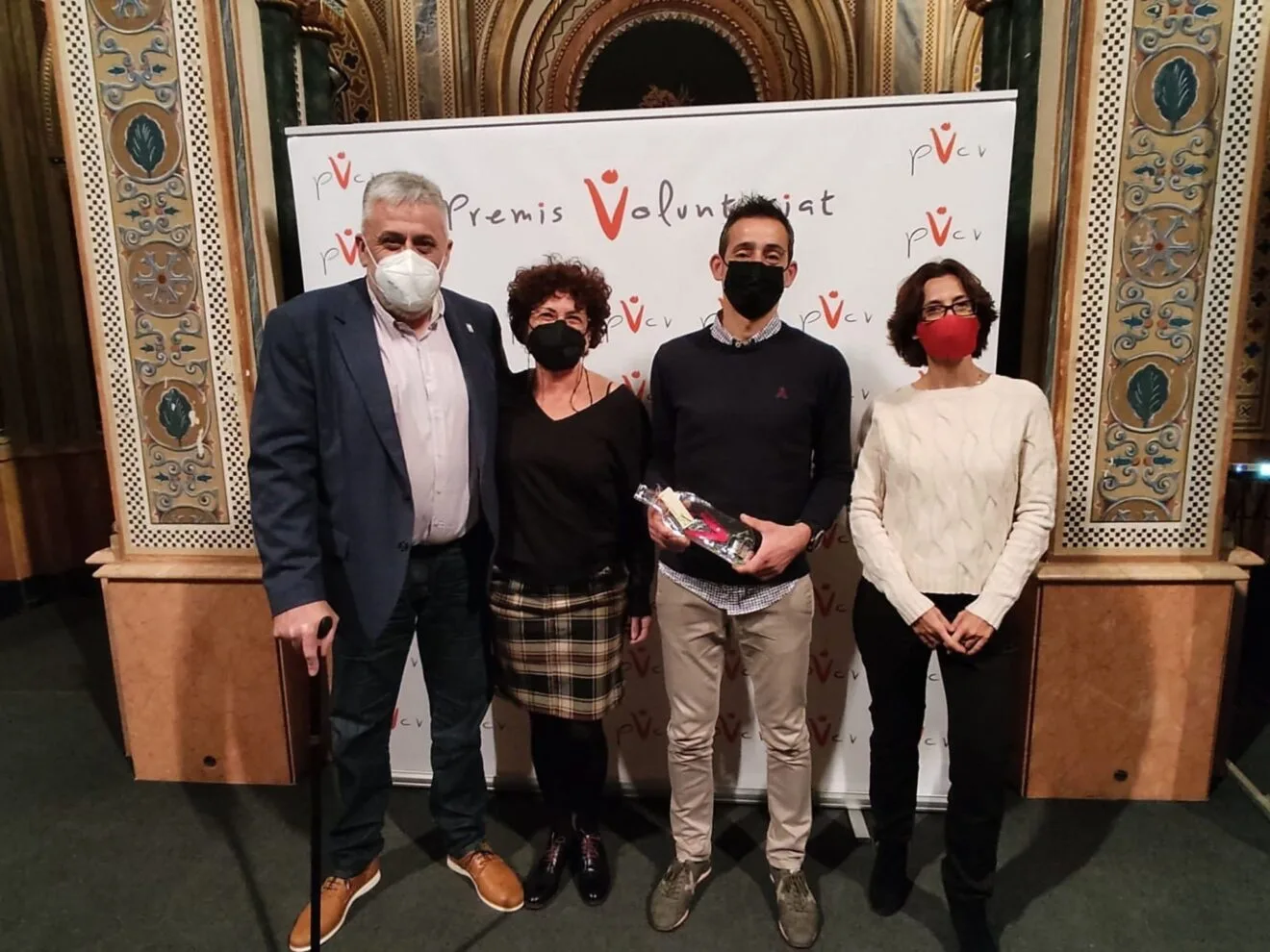 De izquierda a derecha, el alcalde de Pego, Enrique Moll; la regidora de Servicios Sociales e Igualdad, Merxe Bolta; el regidor de Juventud, Raül Tamarit y la técnico de Juventud, Maido Moreno en la entrag de premios