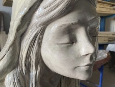 Detalle de la figura del belén monumental instalado en el Ràfol d’Almúnia