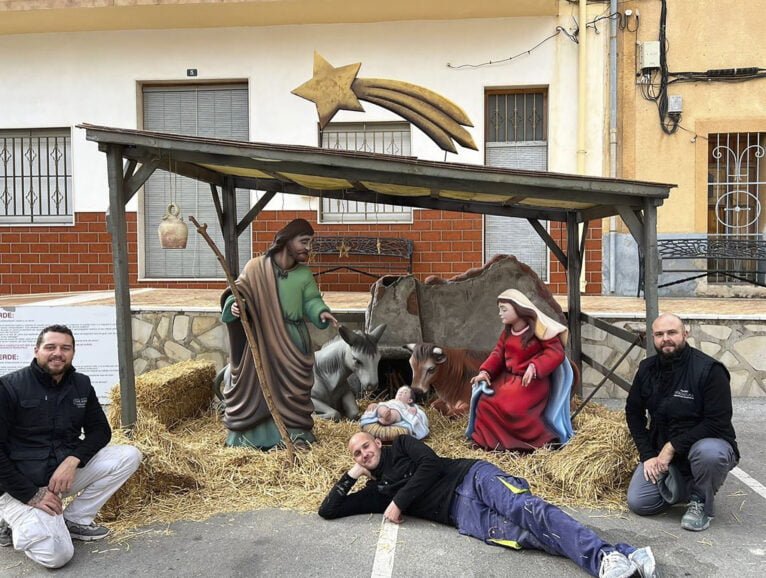 El equipo de Rafa Cheli en la instalación del Belén Monumental del Ràfol d'Almúnia