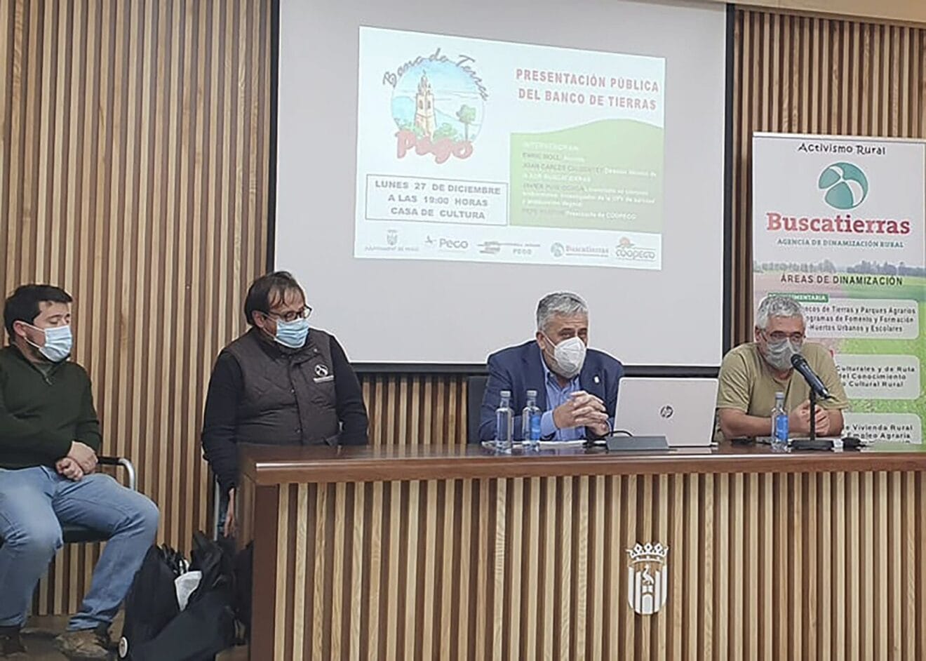 Enrique Moll y los integrantes de Buscatierras en la presentación del proyecto en la Casa de Cultura de Pego