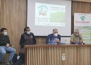 enrique moll y los integrantes de buscatierras en la presentacion del proyecto en la casa de cultura de pego