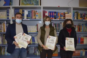 entrega de los cuadernos a la directora del ceip santa maria magdalena maria jose lopez por el concejal de cultura patrimonio y turismo victor bisquert y la bibliotecaria municipal lola bolufer
