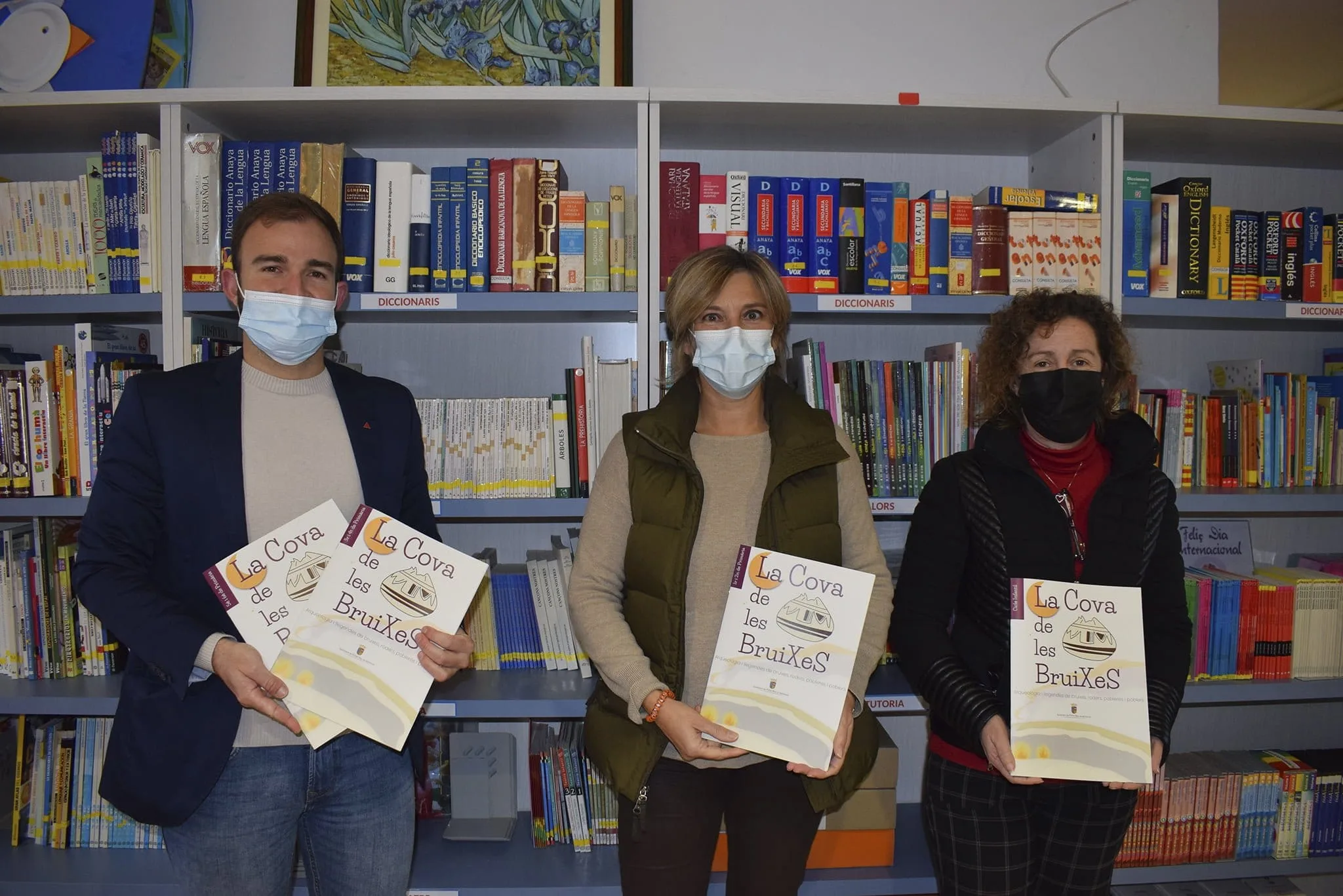 entrega de los cuadernos a la directora del ceip santa maria magdalena maria jose lopez por el concejal de cultura patrimonio y turismo victor bisquert y la bibliotecaria municipal lola bolufer
