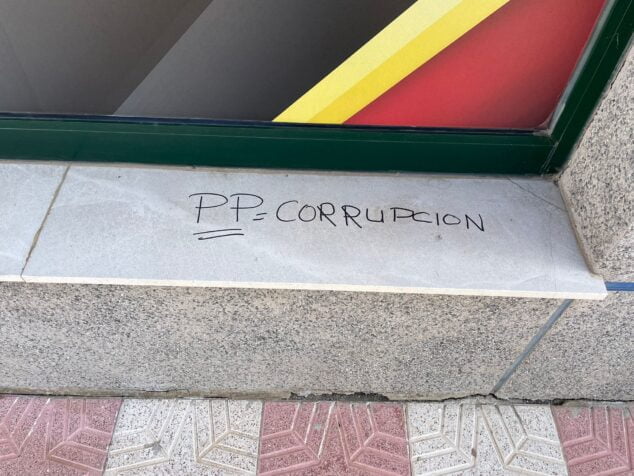 Imagen: PP Corrupción en la puerta de Raúl Llobell