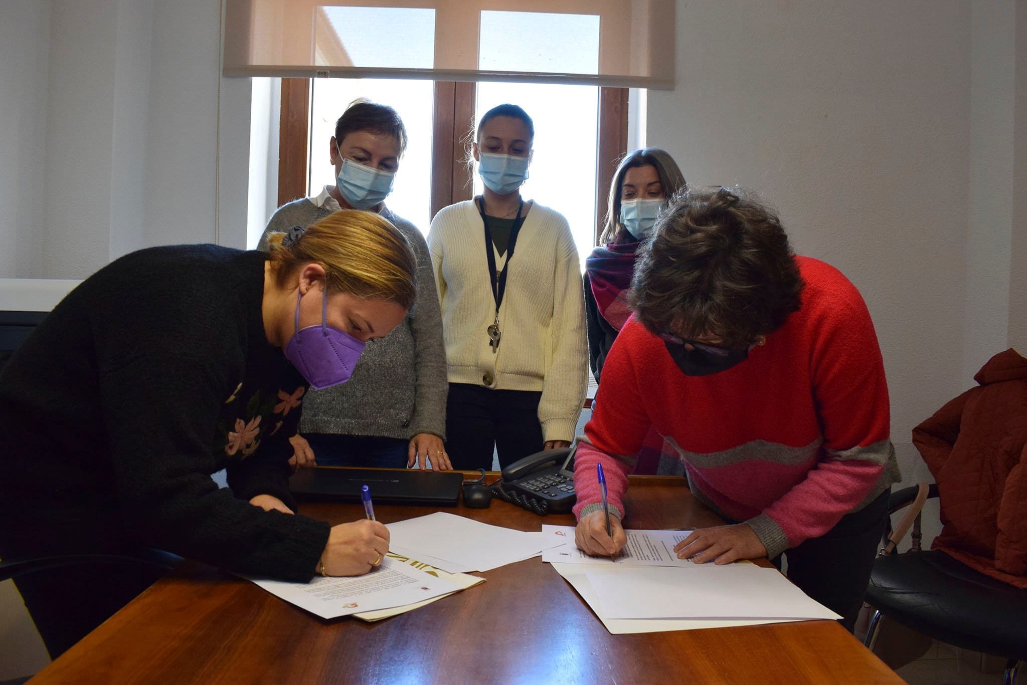 firma del acuerdo entre el ayuntamiento de benitatxell y tapis gata