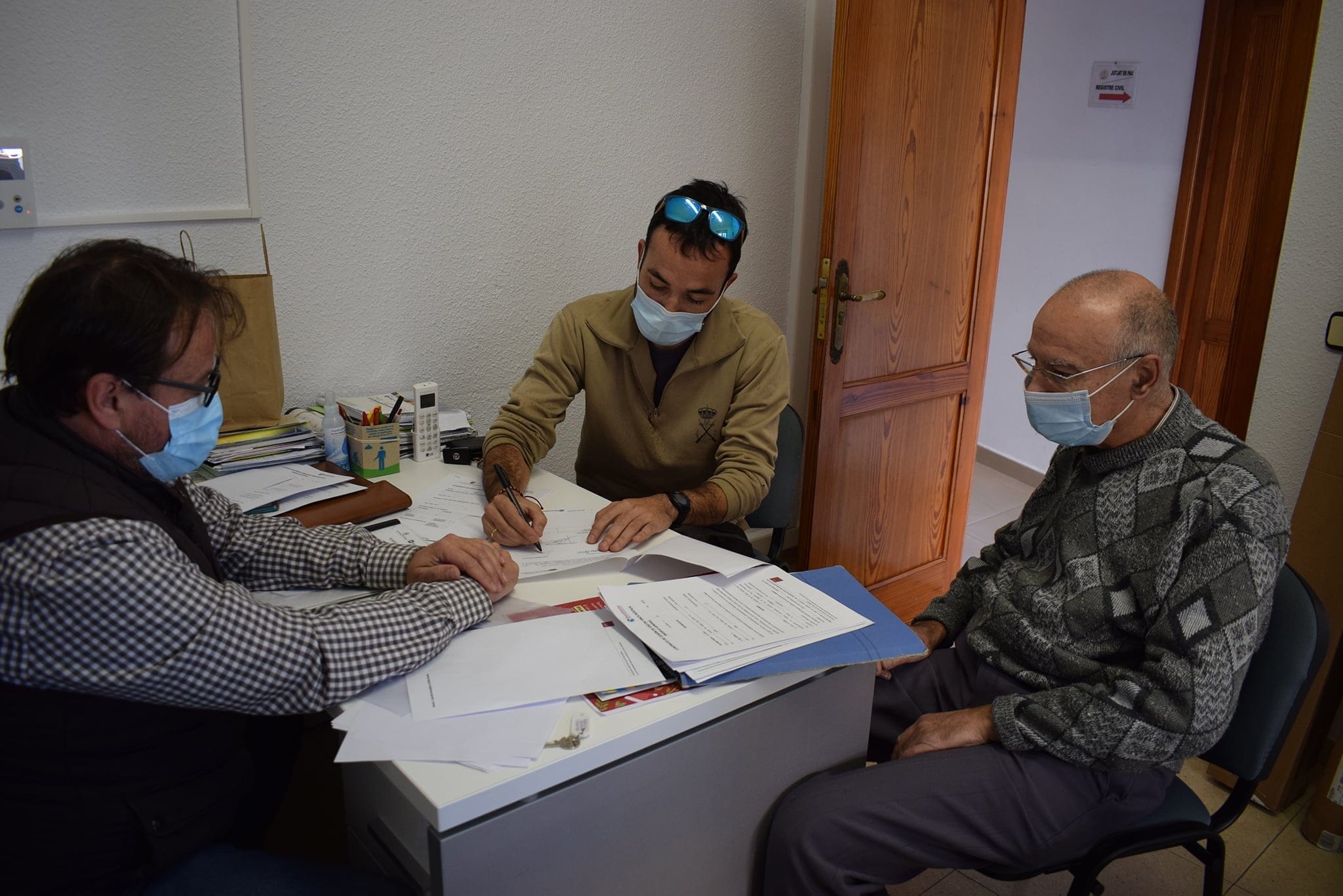 firma del primer acuerdo de cesion del banco de tierras municipal