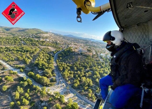 Rescatan a un escalador al caer 5 metros de altura en Llíber 1 Imagen: Imagen archivo: Bomberos en Helicóptero