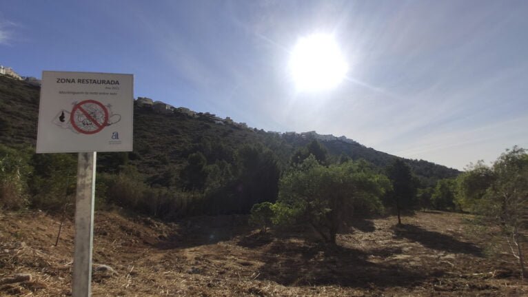 Placa informativa de la restauración en la zona de Valle del Portet