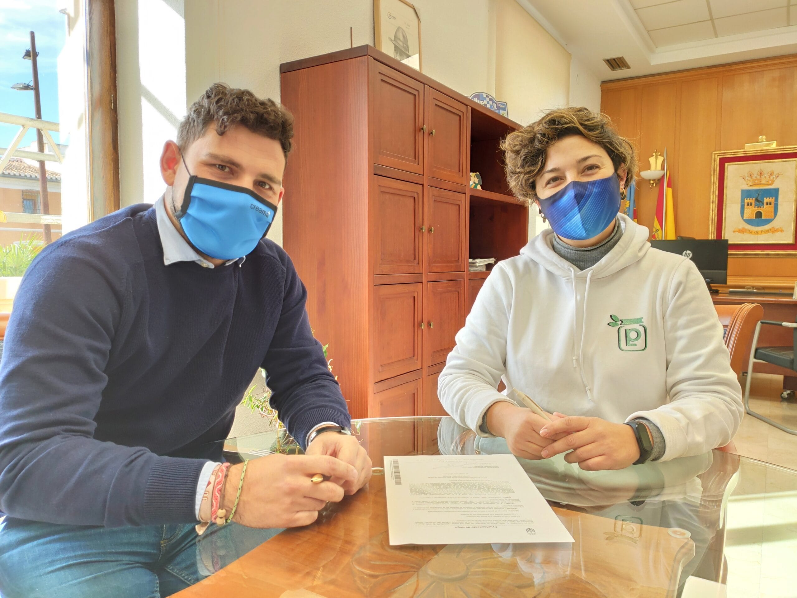 ricardo sendra y diana sendra en la firma del convenio scaled