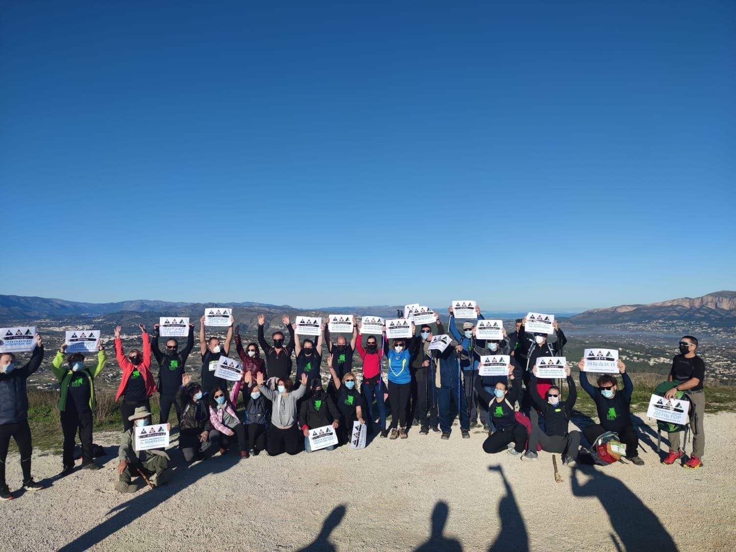 ruta de los acantilados por el dia de las montanas en