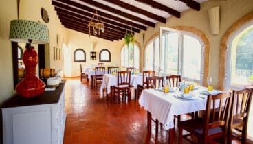 Salón interior de Manzo Restaurante con ventanas acristaladas