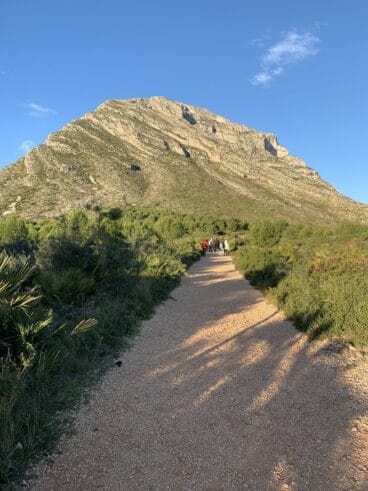 sendero-de-ascenso-al-montgo-desde-el-campo-de-tiro-de-denia-scaled