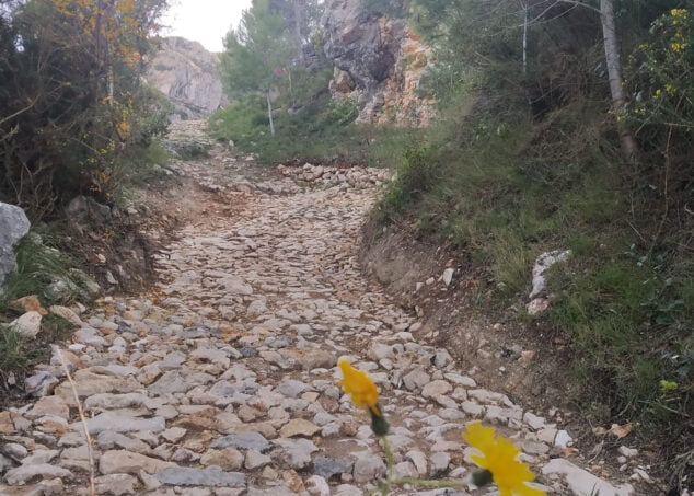 Imagen: Trabajo de recuperación del empedrado de caminos en la Vall de Gallinera