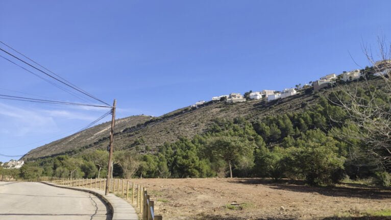 Zona verde regenerada en Valle del Portet, Benitatxell