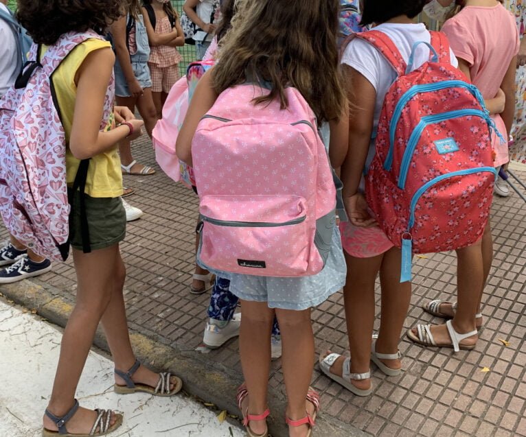 Alumnado en la entrada de un colegio