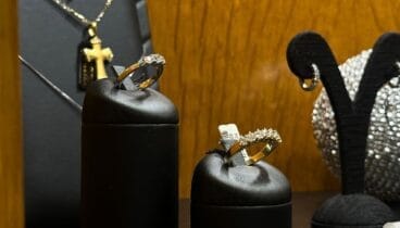 Anillos finos con acabados de alta joyería
