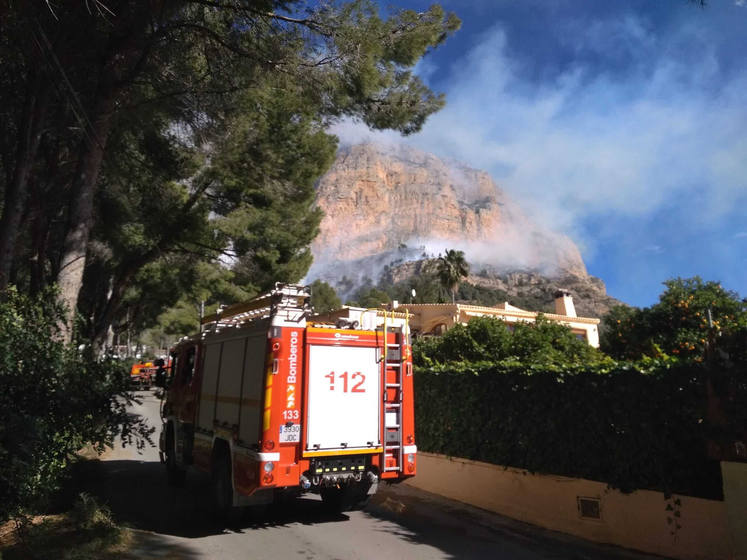 bomberos en el incendio del montgo scaled