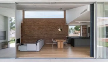 Cocina abierta al salón-comedor de Casa Prunes – QB arquitectos
