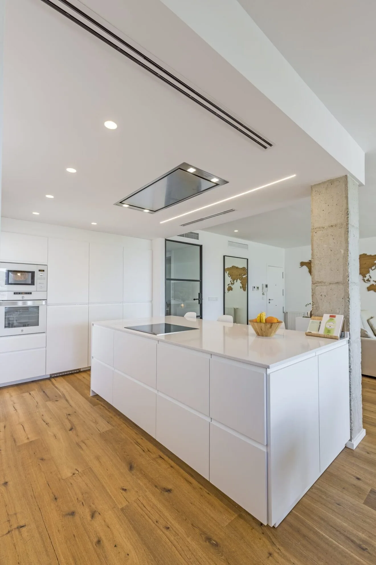 Cocina con isla de Casa Ona - QB arquitectos