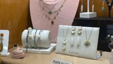 Colgantes únicos con piedras preciosas talladas a mano