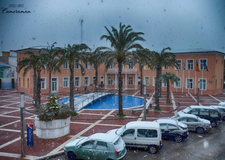 Copos de nieve cayendo sobre el Ayuntamiento del Verger - Foto Video Cameraman