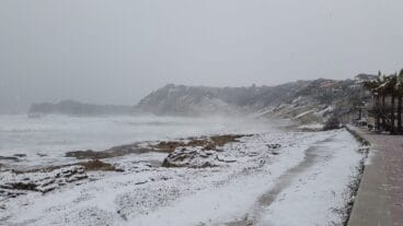costa de xabia cubierta de nieve