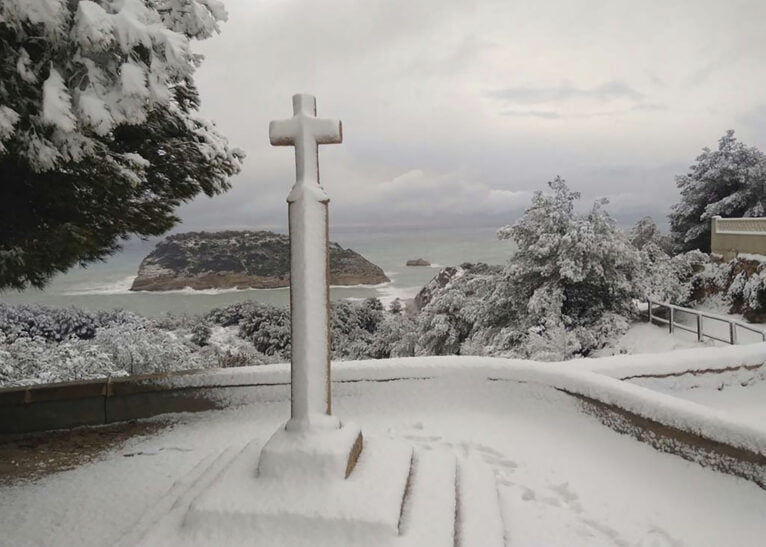 Creu del Portitxol y l'illa cubierta de nieve