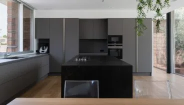 Diseño de cocina en negro de QB arquitectos