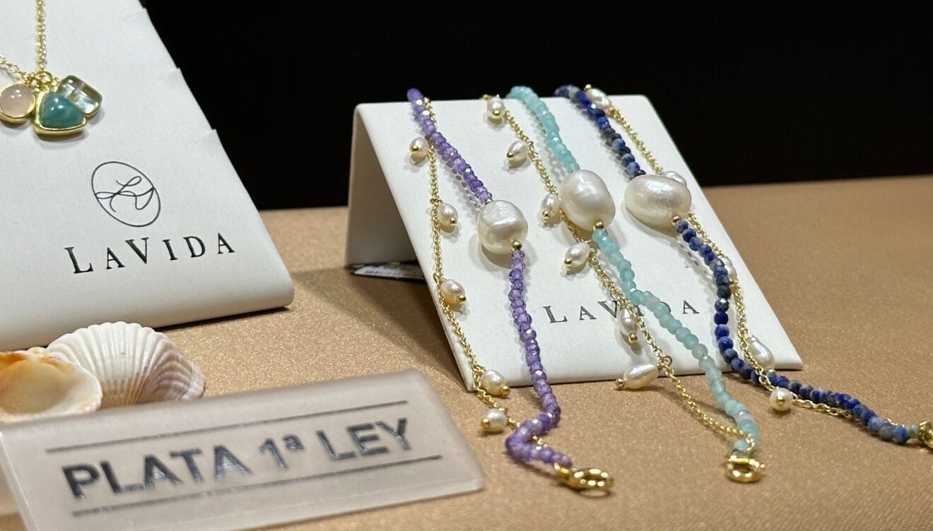 Enfilado de collares de perlas y piedras con acabado profesional