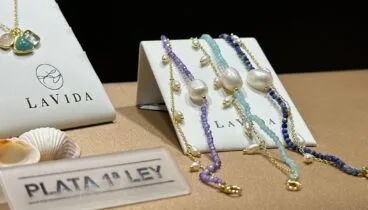 Enfilado de collares de perlas y piedras con acabado profesional