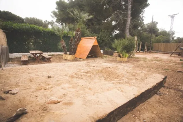 espacios de juego al exterior en la escuela internacional waldorf el montgo