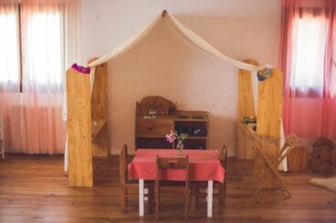 Espacios de juego hechos con elementos naturales en la Escuela Internacional Waldorf El Montgó