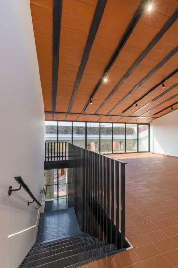 Estructura sencilla del edificio Banca Comes de QB arquitectos