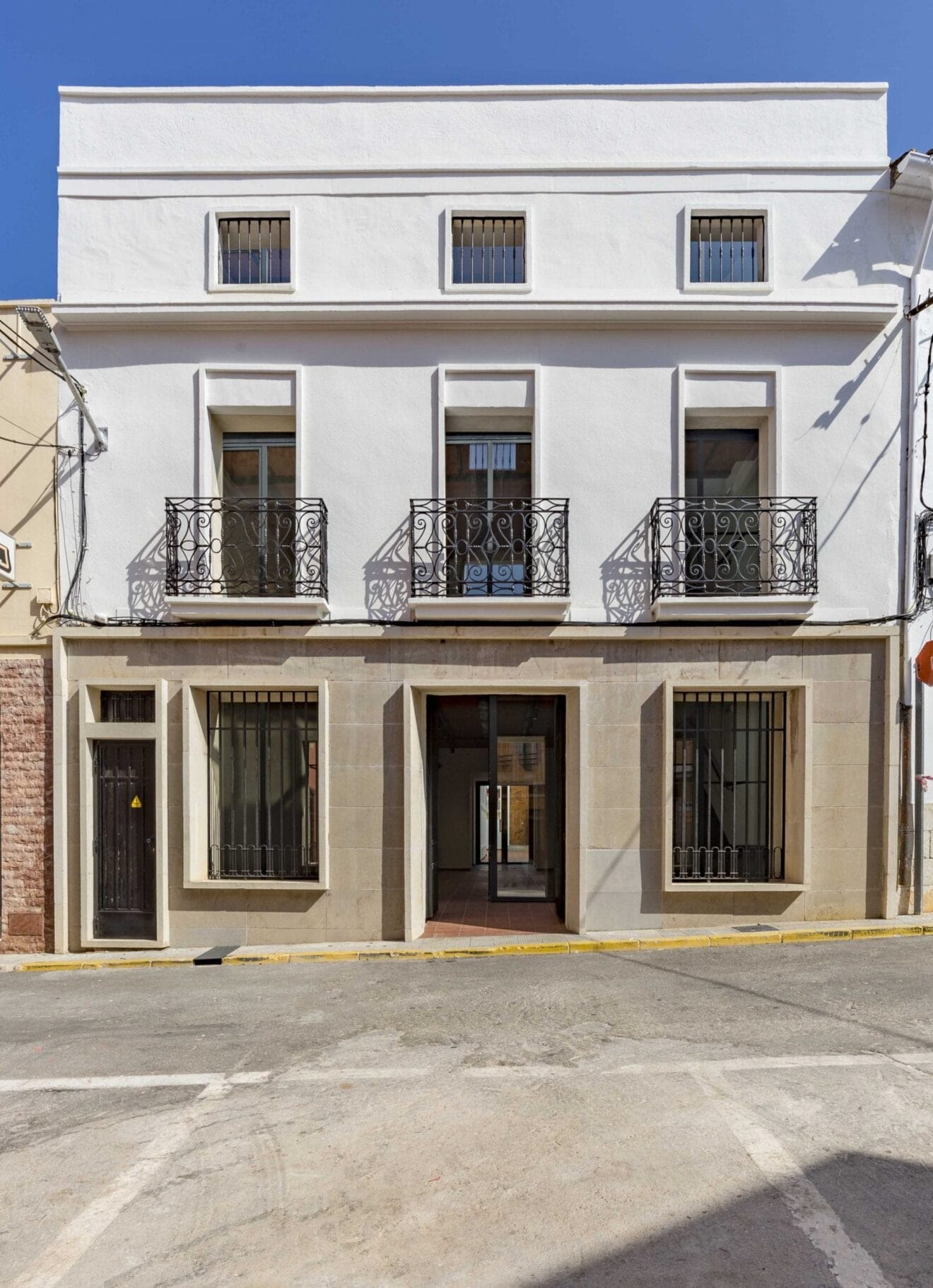 Fachada del edificio Banca Comes en Pedreguer, por QB arquitectos